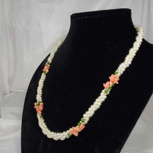 Vtg Twisted Faux Pearl Coral Jade Beaded Triple Strand Necklace Barrel Clasp - Picture 4 of 6